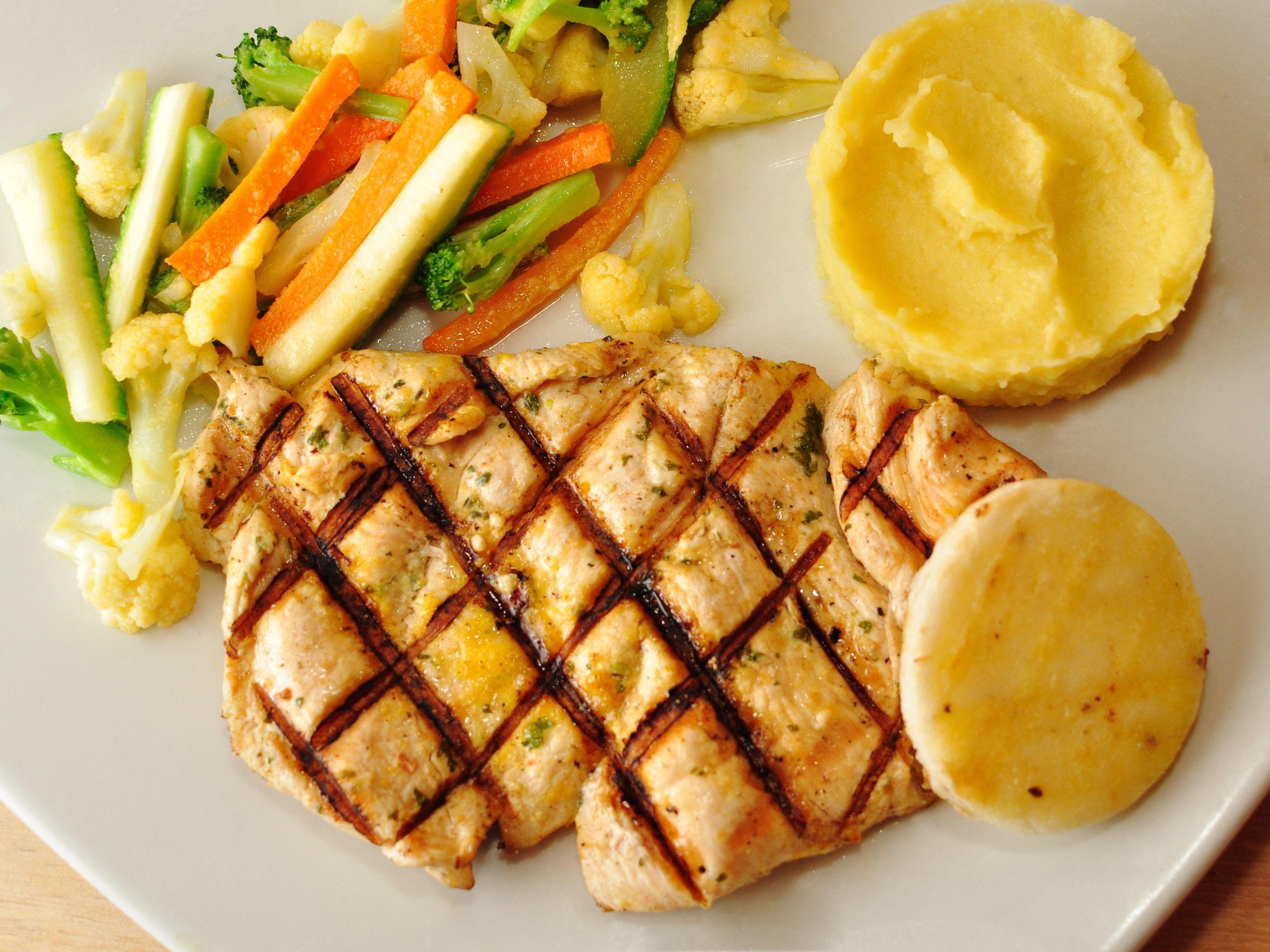 3) CHICKEN AL GRILL